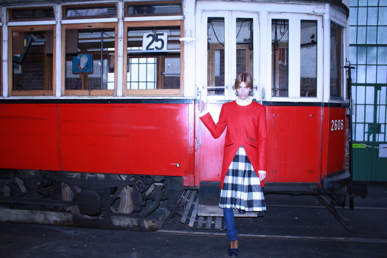 Das 12festival der Superlative geht zu Ende
VON JUNGDESIGNERN, MODELS UND STRAßENBAHNEN
Wiener Straßenbahnmuseum. Pünktlich um 12:00 bin ich da. Nicht nur in Blogger-Mission, auch als Model bin ich gebucht. Für BA/FASHION 2012. Ich werde für Maximilian Rittler und Katharina Zanon „laufen“. Beides Studenten, des Bachelorstudiums Mode der Kunst-Uni Linz- in Kooperation mit der Modeschule Wien.
Die Location ist etwas Besonderes. Zwischen historischen Straßenbahnen zu „laufen“, das hat schon etwas. Ich bin nicht der einzige „Läufer“. Andere Models sind auch schon da. Ich unterhalte mich und bediene mich am Buffet. Pizza, Sushi, Wurstsemmeln, Käsesemmeln. Die Zeit verrinnt, nichts geht weiter, scheinbar. Dann letzte Fittings, das Make-Up für die Shows. Eine um 18:30 Uhr, die andere um 20:30 Uhr.
Meine Haare werden zu einem strengen Mittelscheitel frisiert. Passend zu Maximilian Rittlers, von der Tradition Britischer Jagd inspirierten Kollektion. Augenringe abdecken, dann „ready to go“. Wie nach jeder Generalprobe wird heftig debattiert, korrigiert und schlussendlich optimiert.
Fast-Forward. Mein erstes Outfit, das von Katharina Zanon. Geometrische Formen. Toll! Ein Blick in den Zuschauerraum. 18:30 Uhr. Die Show kann beginnen. Jakob, Jakob! Auf deine Position! Ich weiß, was ich zu tun habe - ich stelle mich in die Schlange. Jakob, go! War doch gar nicht so schlimm. Wie Achterbahnfahren, aber sonst? Schon geht es weiter, das Publikum wartet. Umziehen in rekordverdächtiger Zeit. Das Outfit von Maximilian Rittler. Signalrot. Ready für die zweite Show. 20.30 Uhr. Jakob, du bist dran! Das Resümee: Eine tolle Erfahrung, nette Leute, innovative Designs, ein reichhaltiges Buffet. Was will man mehr? Eben.
Ich bin schon oft in Shows „gelaufen“, aber das war diesmal etwas Besonderes. Junge Designer, die vor Kreativität und Ideen nur so sprühen. Der Funke ist auf das Publikum übergesprungen. Das spürt einer auf dem Laufsteg, das motiviert.
Trotzdem, die Stimmung ist getrübt. Beim Defilee machen die Studenten mit dem Geschrei “HETZENDORF BRENNT” darauf aufmerksam, dass ihr Studium abgeschafft, abgeschossen wird. Viele Fragen, aber keine Antworten.
Sorry. Zur Aftershow Party schaffe ich es nicht mehr. Die Müdigkeit hat mich im Würgegriff. Das Ende der Show bedeutet auch das Ende vom 12festival. Alles in allem: Ein Festival der Superlative. Für mich als Blogger eine tolle Erfahrung. Vermissen werde ich den Blog-Alltag und noch mehr EUER Interesse, für das ich mich herzlich bedanke. So long.
Bild: Maximilian Rittler Text: Jakob Végh